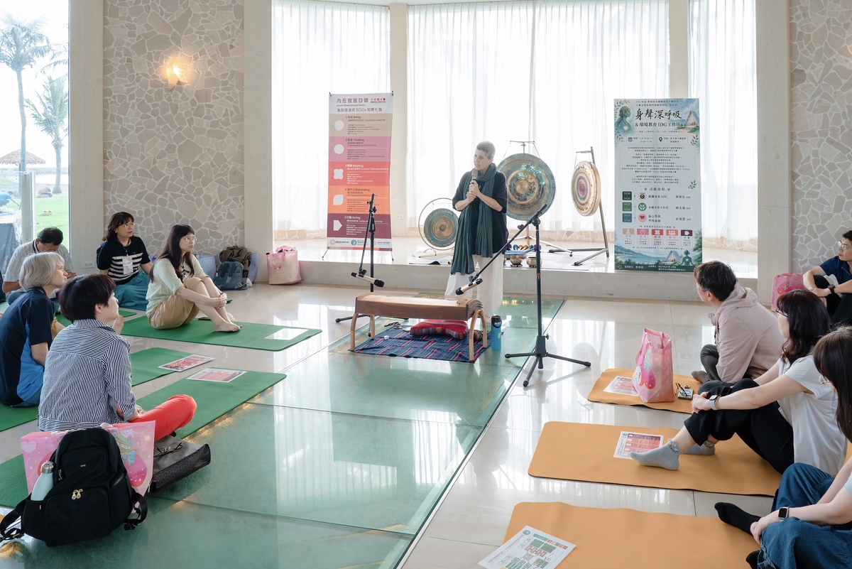 「撫心琴與呼吸瑜珈」協助參與者在樂音、呼吸及身體律動中釋放壓力。(另開新視窗/jpg檔)圖片