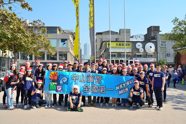 「放下手機 擁抱人群」 中山大學生聖誕街頭快閃(另開新視窗/jpg檔)圖片
