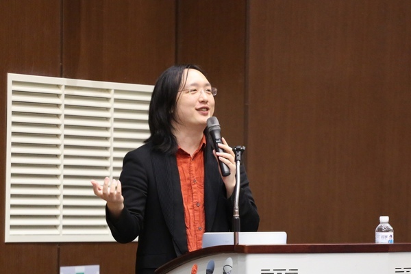 唐鳳與中山大學子對話 談虛擬世界裡的人際關係(另開新視窗/jpg檔)圖片