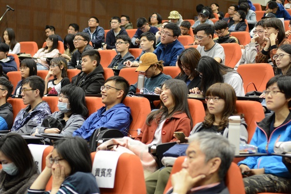 唐鳳與中山大學子對話 談虛擬世界裡的人際關係(另開新視窗/jpg檔)圖片