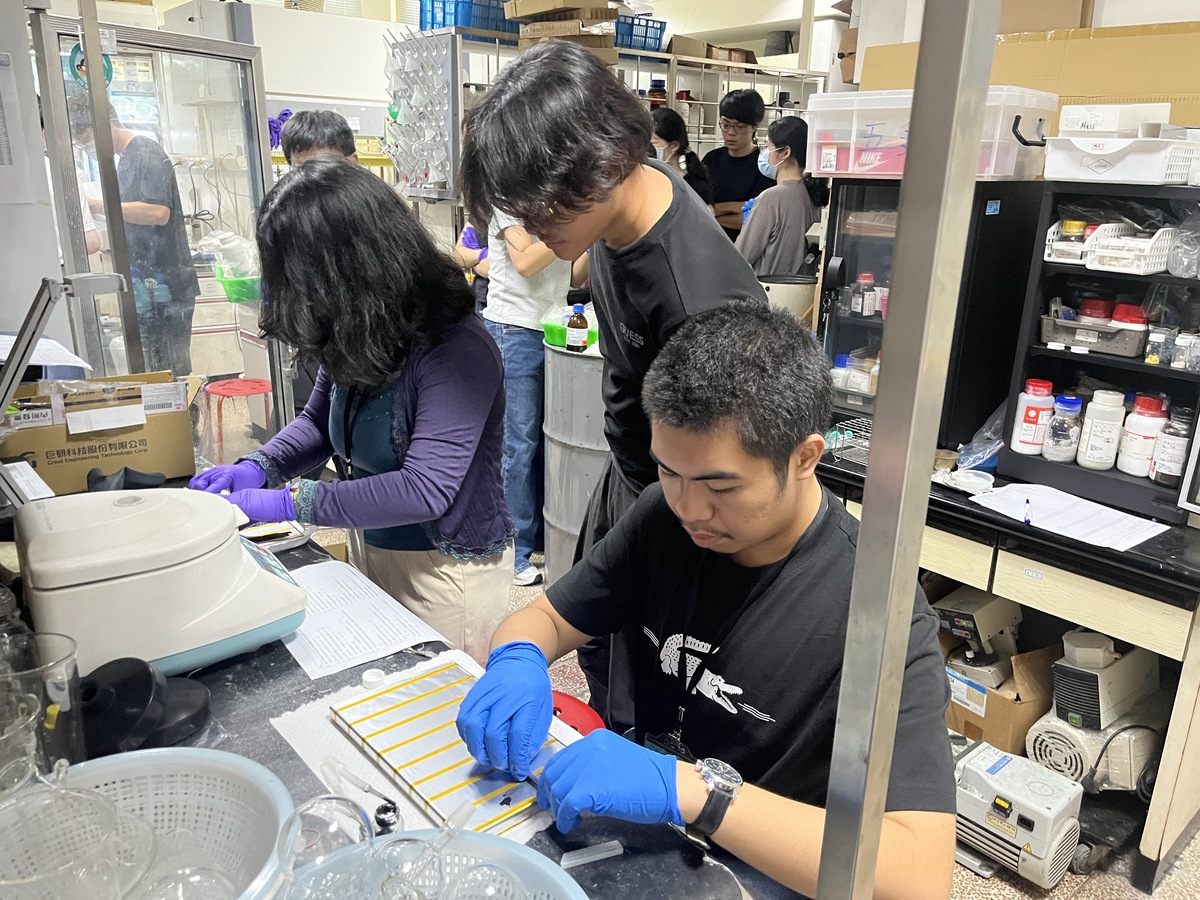 化學系林渝亞副教授學員參與實驗(另開新視窗/jpg檔)圖片
