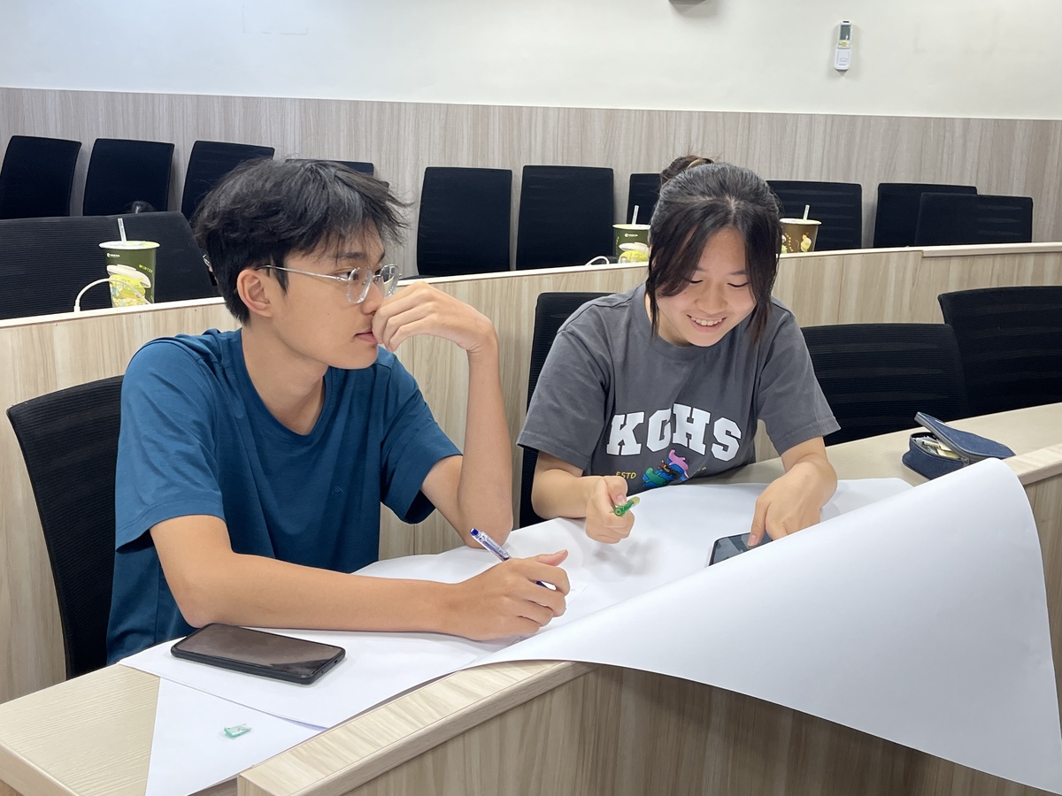 高雄女中學員與越南胡志明市師範大學實驗高中學員組成跨國團隊合作競演(另開新視窗/jpg檔)圖片