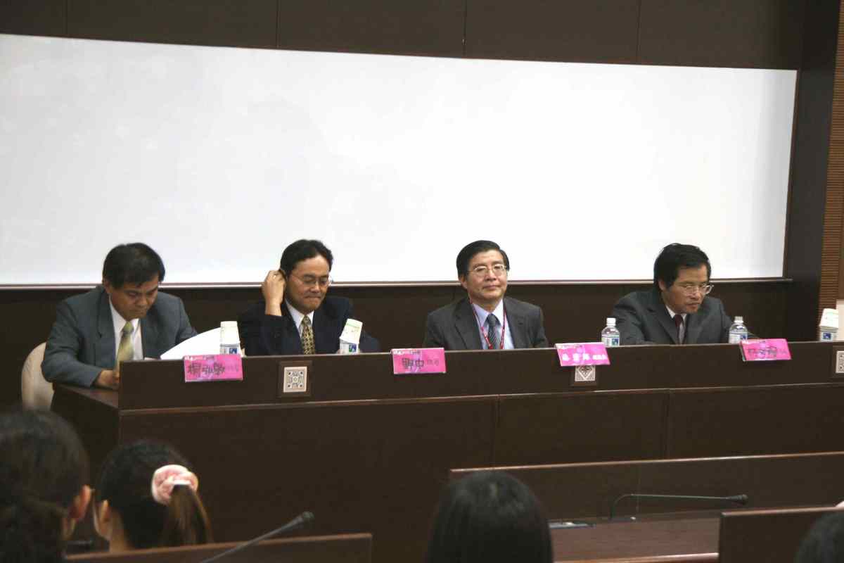 左起為中山大學校長楊弘敦、高雄事務所所長野中薰、當代日本研究學會林碧炤、中山大學日本研究中心主任林文程(另開新視窗/jpg檔)圖片