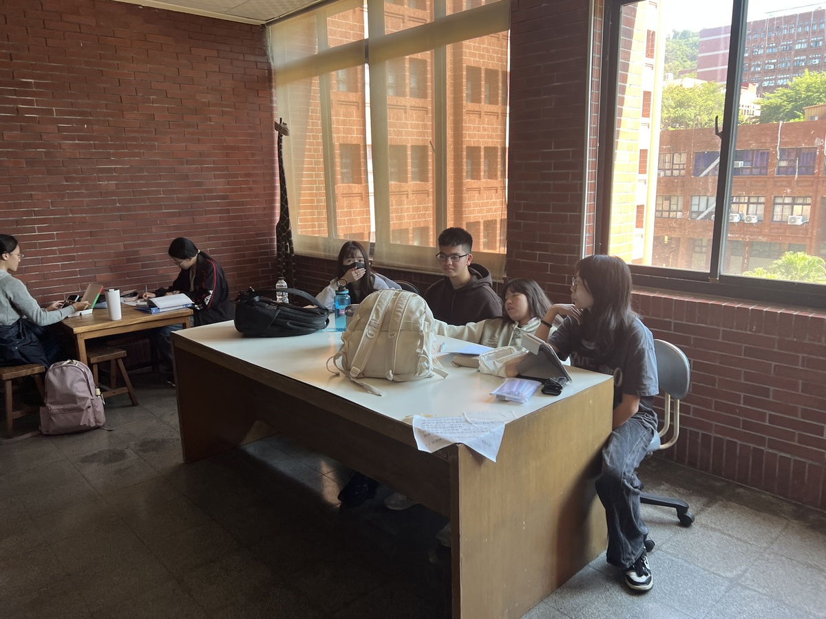 中山學生於管院公共空間進行跨國小組交流討論(另開新視窗/jpg檔)圖片