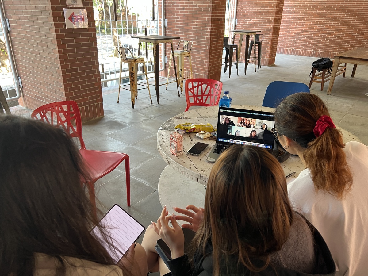 中山學生於管院公共空間進行跨國小組交流討論(另開新視窗/jpg檔)圖片