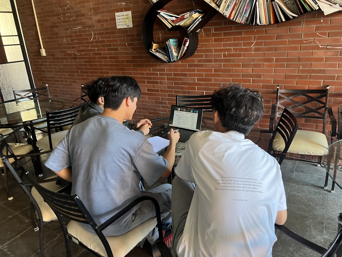 中山學生於管院公共空間進行跨國小組交流討論(另開新視窗/jpg檔)圖片