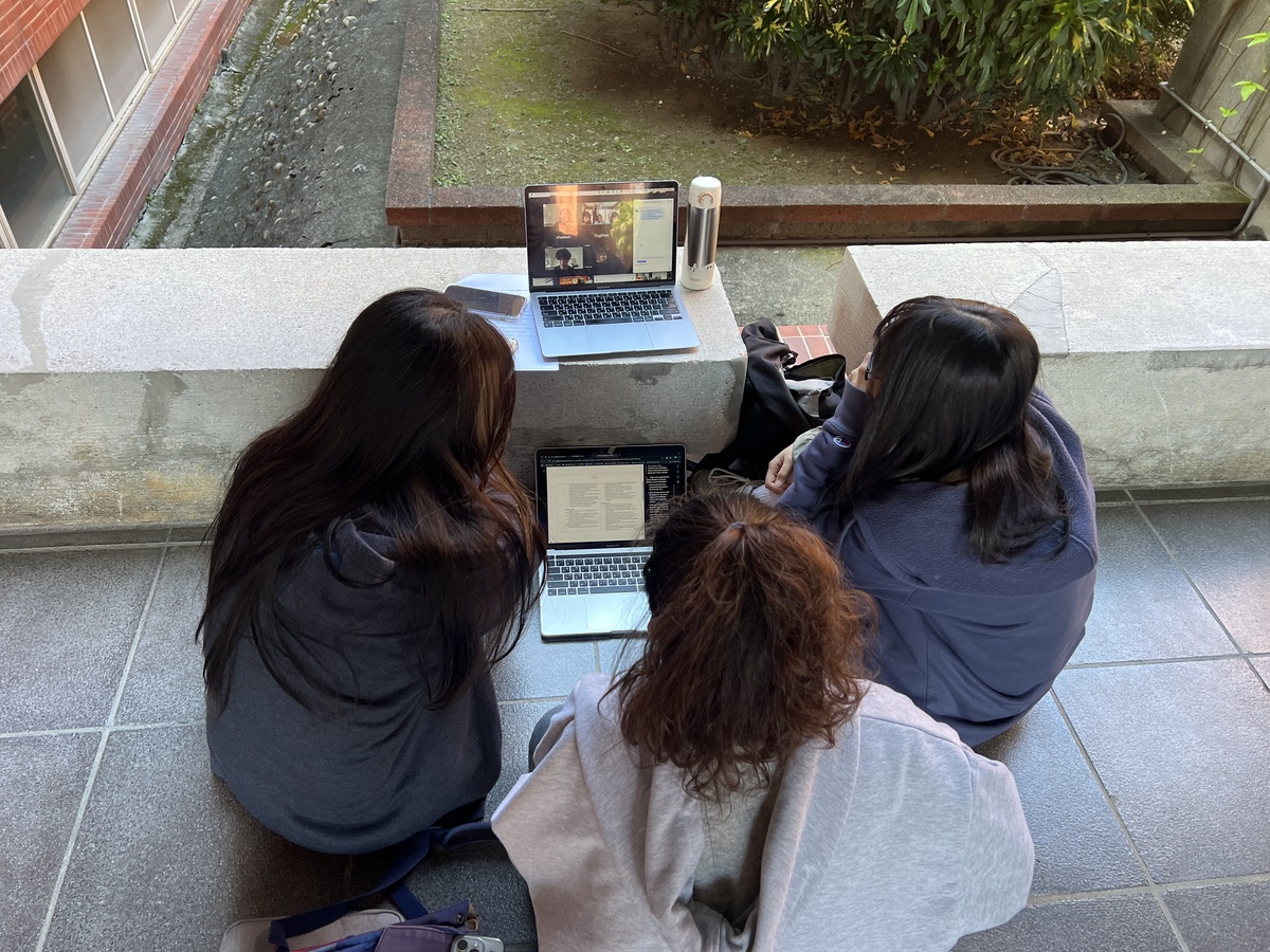 中山學生於管院公共空間進行跨國小組交流討論(另開新視窗/jpg檔)圖片