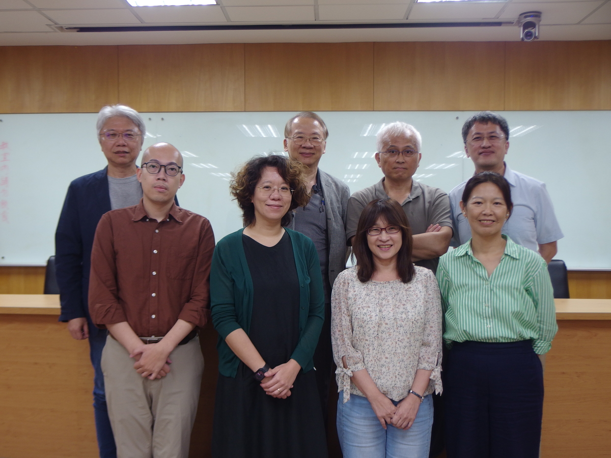前排左起中山哲學所約聘助理教授戴遠雄、中山外文系賴怡芃、政大哲學系兼任助理教授林淑芬、中山哲學所所長楊婉儀；後排左起政大哲學系教授李維倫、政大哲學系兼任教授汪文聖、中山哲學所教授游淙祺、政大哲學系副教授蔡偉鼎。(另開新視窗/jpg檔)圖片