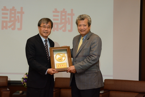 本校鄭英耀校長致贈感謝牌予中鋼董事長翁朝棟(另開新視窗/jpg檔)圖片