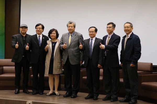 照片人物由左至右為中山大學管理學院校友會會長陳英傑、中山大學校友總會理事長鄭再興、副校長蔡秀芬、中鋼董事長翁朝棟、工業技術研究院副院長劉軍廷、中山大學管理學院院長陳世哲及中山大學南台灣跨領域科技創新中心主任吳仁和(另開新視窗/jpg檔)圖片
