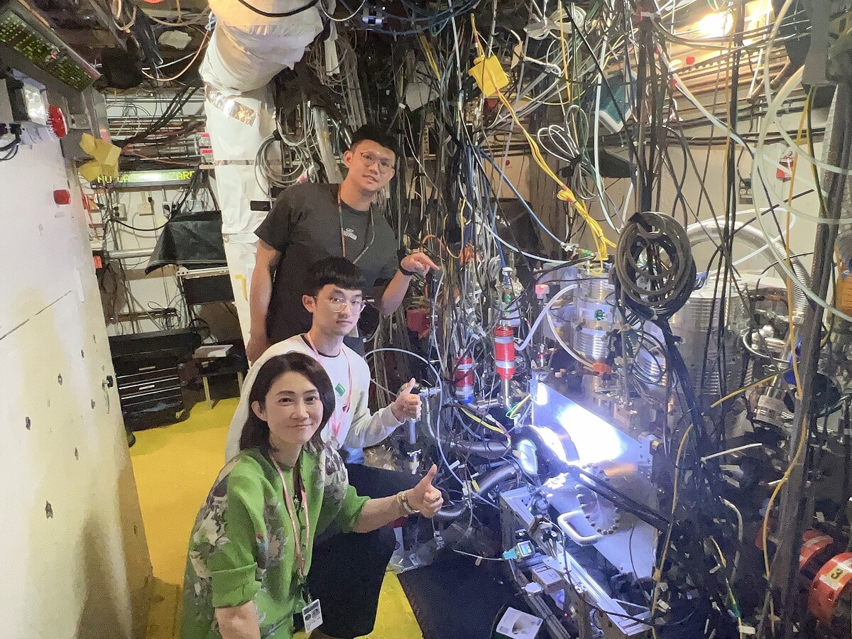 國立中山大學氣膠科學研究中心主任王家蓁（前）帶領博士後研究員與碩士生於美國SLAC國家加速器實驗室展開為期一週的雙邊實驗。(另開新視窗/jpg檔)圖片