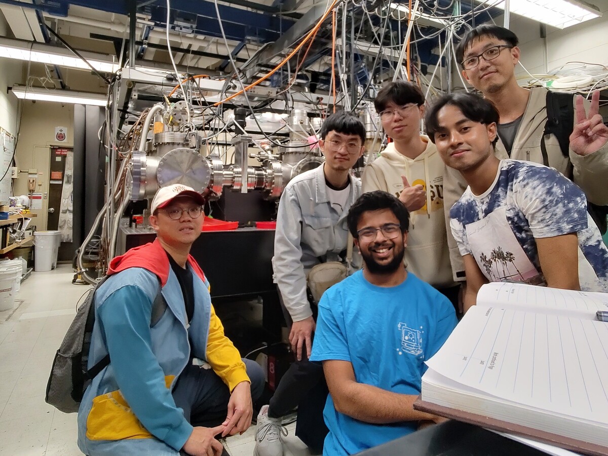 研究團隊在加州大學柏克萊分校學習最新平面液態射流（flat liquid jet）光電子光譜技術。(另開新視窗/jpg檔)圖片