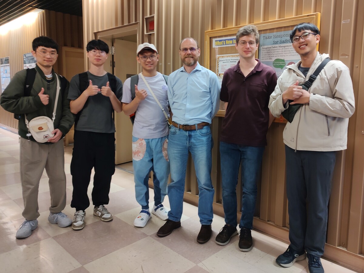 研究團隊參訪美國國家級勞倫斯柏克萊國家實驗室，與資深科學家Oliver Gessner（右三）合影。(另開新視窗/jpg檔)圖片