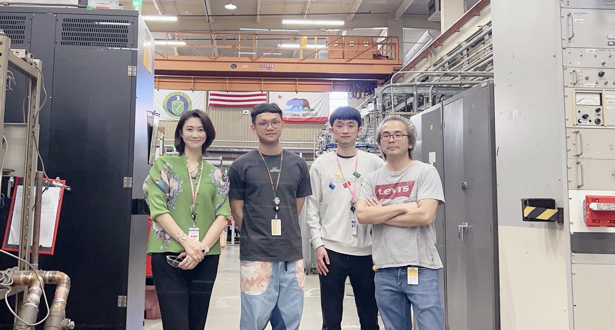 國立中山大學氣膠科學研究中心由主任王家蓁（左一）率隊，帶領博士後研究員與碩士生前往美國SLAC國家加速器實驗室進行實驗，右一為SLAC研究員Ming-Fu Lin。(另開新視窗/jpg檔)圖片