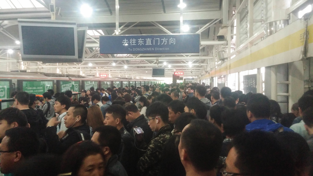 擠到爆的北京地鐵(另開新視窗/jpg檔)圖片