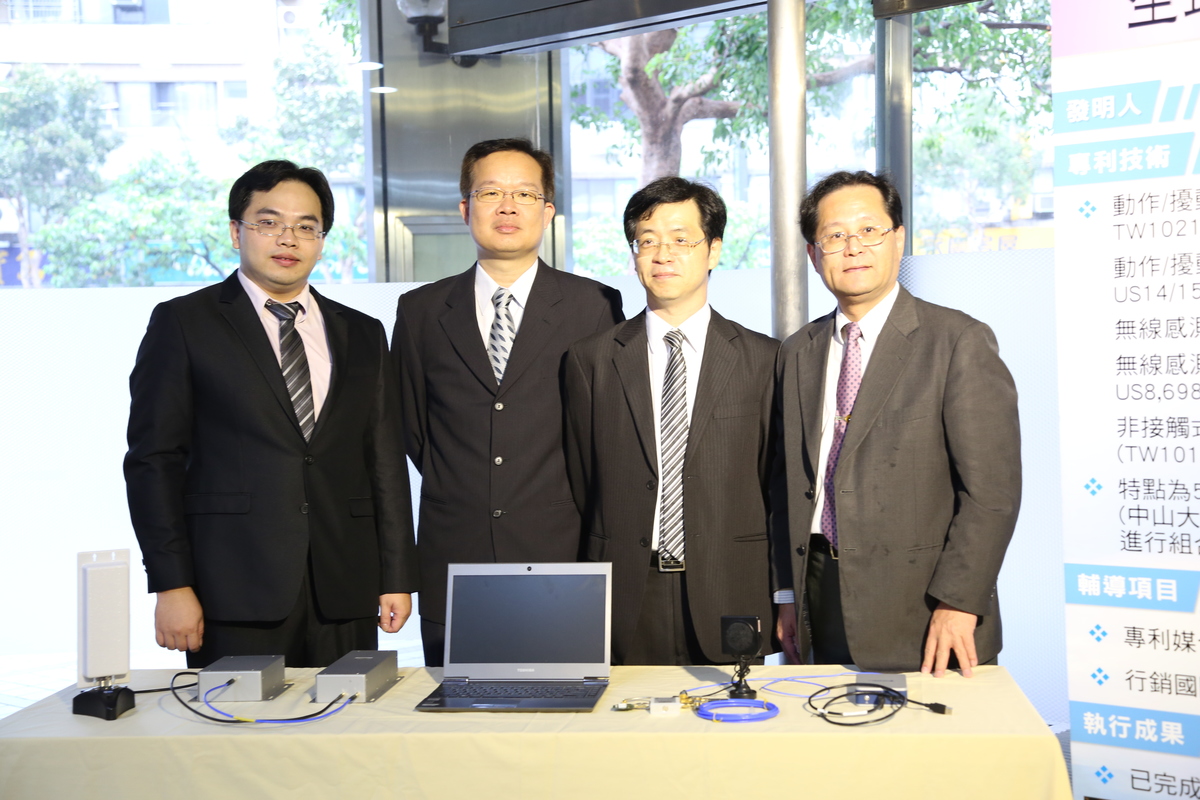 由右至左為：學術副校長黃志青教授、電機系洪子聖教授、產學處溫志宏處長、技轉中心馬誠佑主任(另開新視窗/jpg檔)圖片