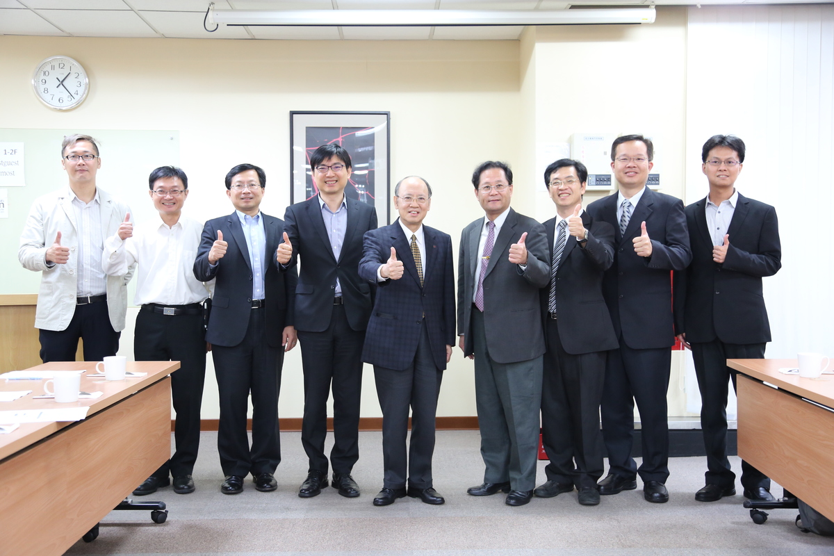 本校相關代表出席科技部記者會與科技部次長陳德新合影(另開新視窗/jpg檔)圖片
