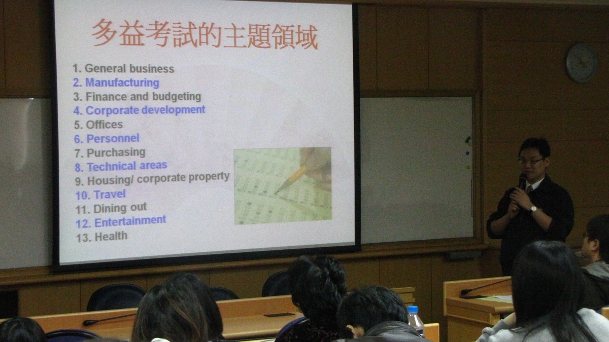 專心聆聽的學生們(另開新視窗/jpg檔)圖片