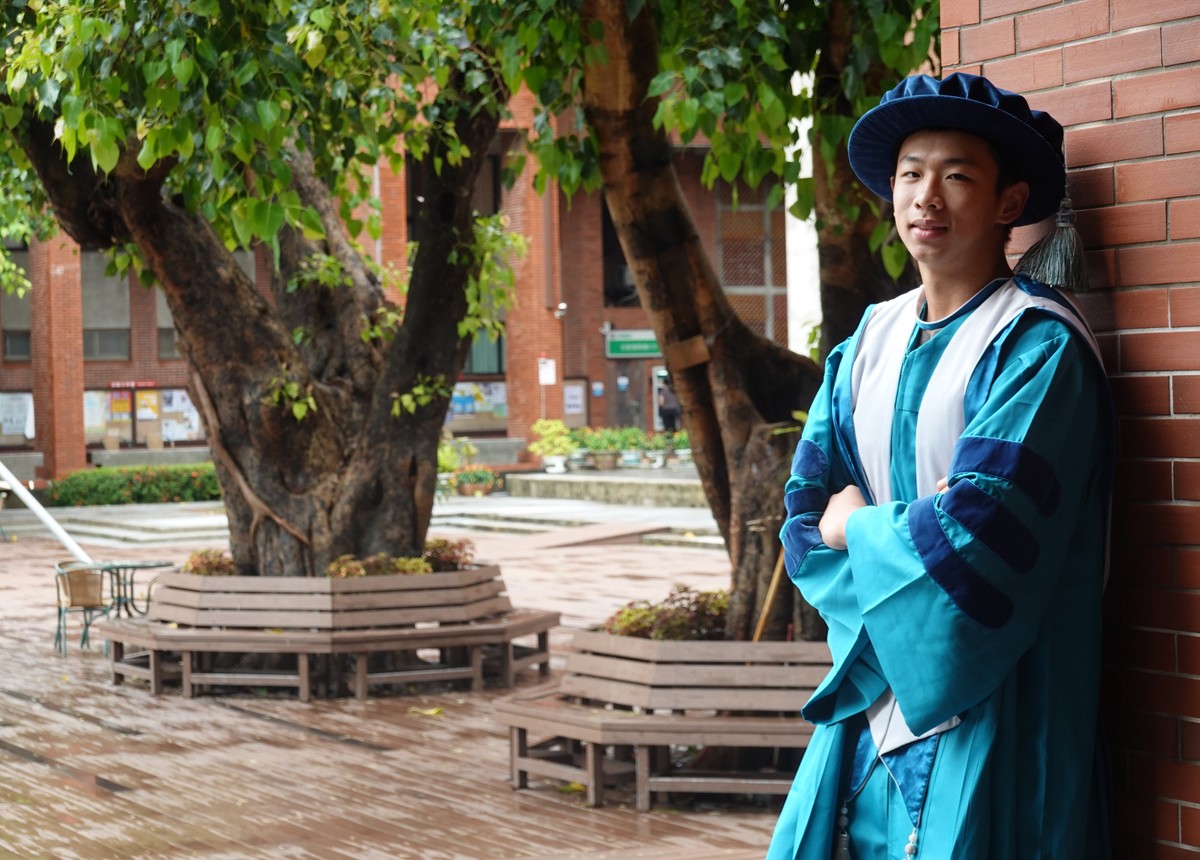 這款畢業袍「台灣尚青」！全新亮相的博士學位袍以「台灣青」為主色調搭配圓帽，設計感十足。(另開新視窗/jpg檔)