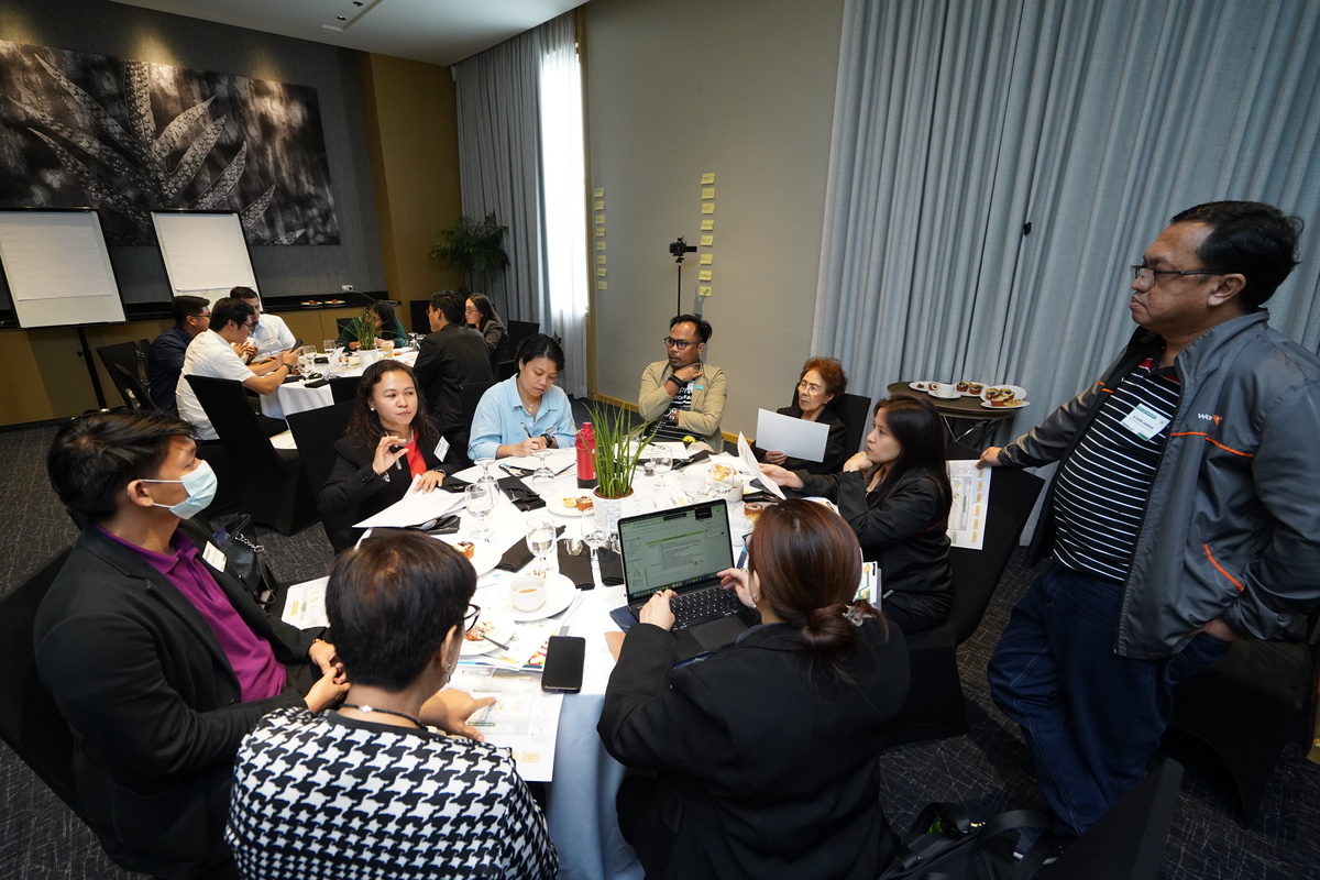 中山大學教人全英學程副教授艾玲與活動主要參與者進行討論。(另開新視窗/jpg檔)圖片