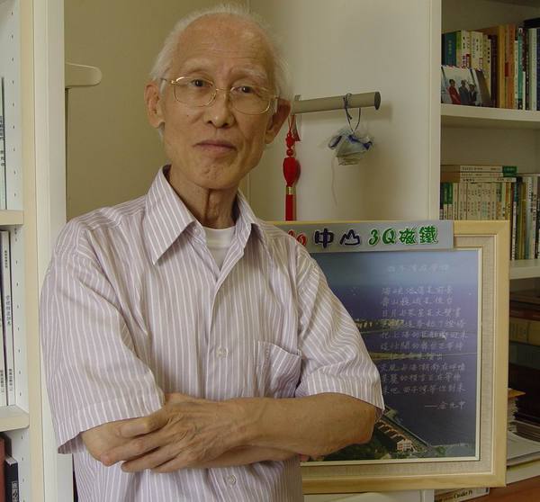鎮校之寶余光中驟逝 中山師生哀悼追憶(另開新視窗/jpg檔)圖片