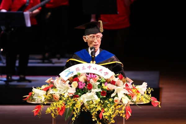 2011余光中獲中山大學名譽博士(另開新視窗/jpg檔)圖片