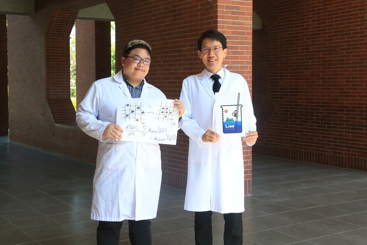 國科會114年度吳大猷先生紀念獎揭曉，國立中山大學化學系副教授廖軒宏（右）、邱政超（左）雙雙獲獎，以其在創新化學領域的傑出貢獻大放異彩。(另開新視窗/jpg檔)圖片