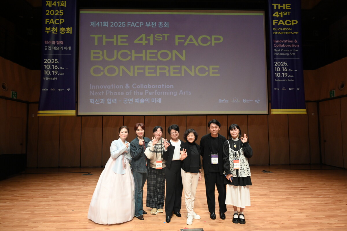 秘書處工作團隊與FACP主席、臺中國家歌劇院藝術總監邱瑗（右三）合影(另開新視窗/jpeg檔)圖片