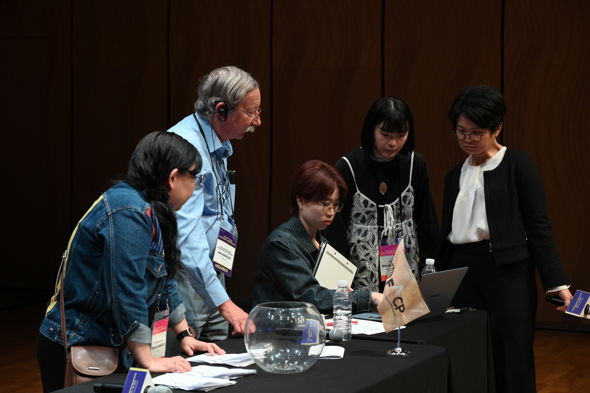 藝管所學生黃釋嫚（右二）於會場工作場景(另開新視窗/jpeg檔)圖片