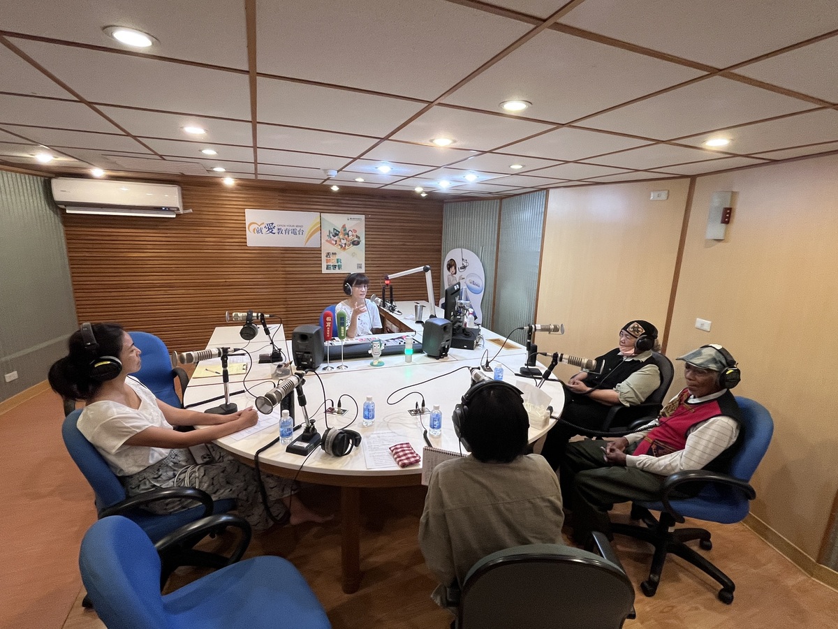 屏東霧台鄉的魯凱族耆老宋文臣、巴玉珠伉儷、中山大學教育所教授謝百淇、博士候選人貝若桑・甦給那笛米，從長年實踐植樹造林的經驗與原民傳統觀點，分享對於山林永續的看法。(另開新視窗/jpg檔)圖片