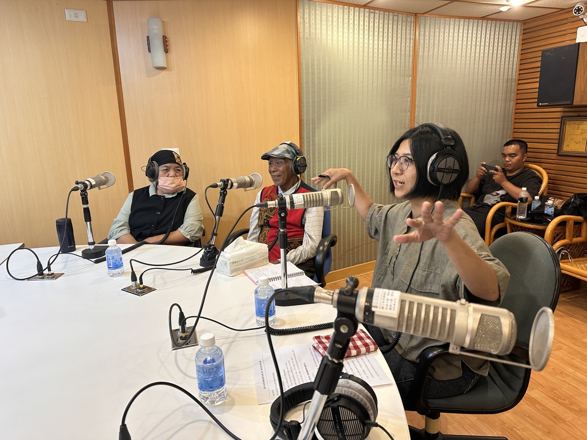 耆老以族語接受訪談，由貝若桑・甦給那笛米(Peresang Sukinarhimi)進行翻譯(另開新視窗/jpg檔)圖片