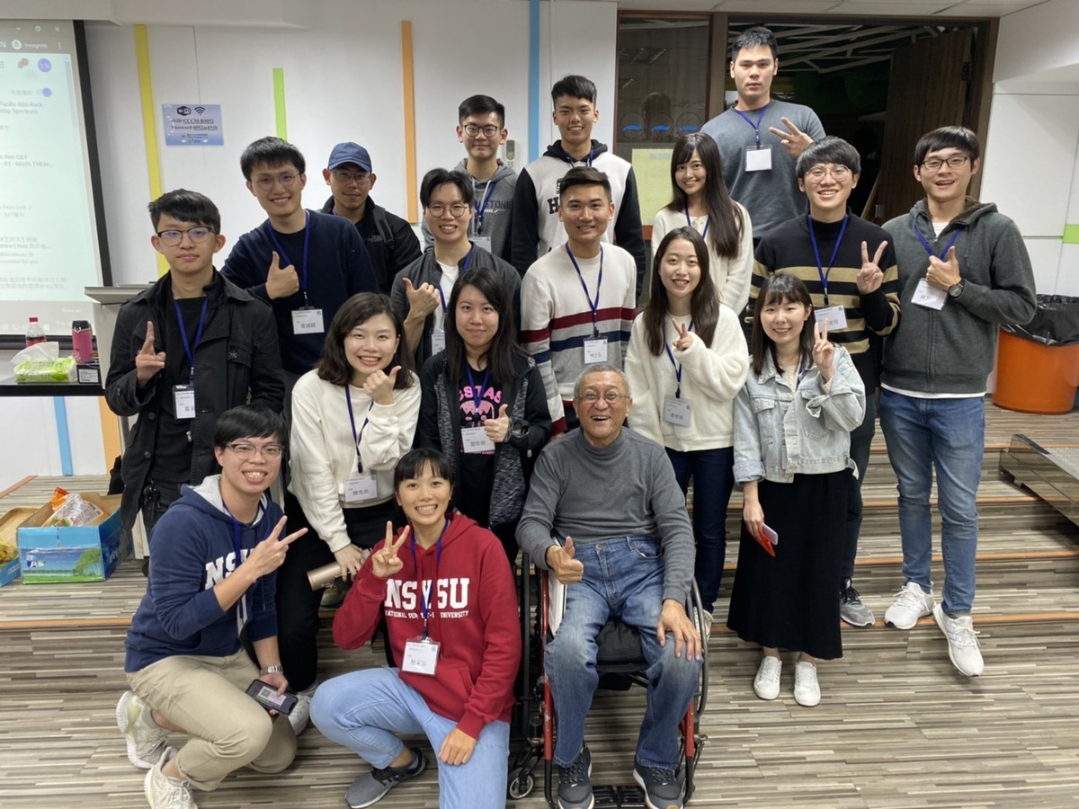 卓雍然助理教授與課程助教團隊合影(另開新視窗/jpg檔)圖片
