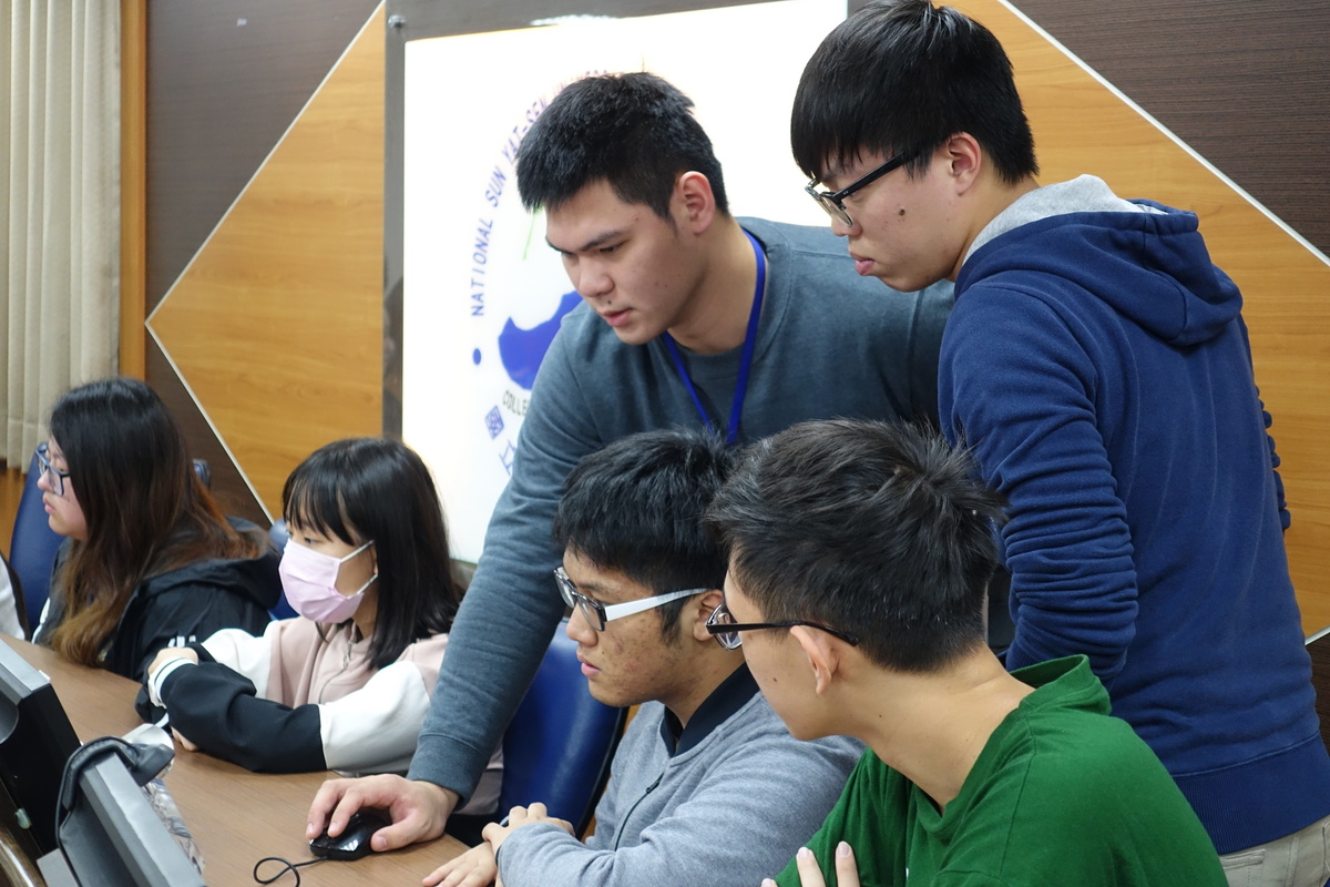 商業大數據微學程重視學生社群的互助合作。（圖為學生討論R語言的過程）(另開新視窗/jpg檔)圖片