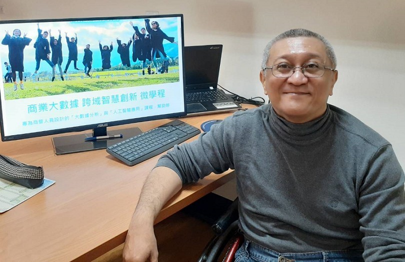 卓雍然助理教授展示商業大數據平台的官網頁面(另開新視窗/jpg檔)圖片