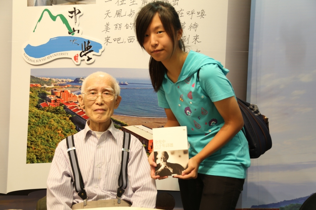 高中生開心簽書合影(另開新視窗/jpg檔)圖片
