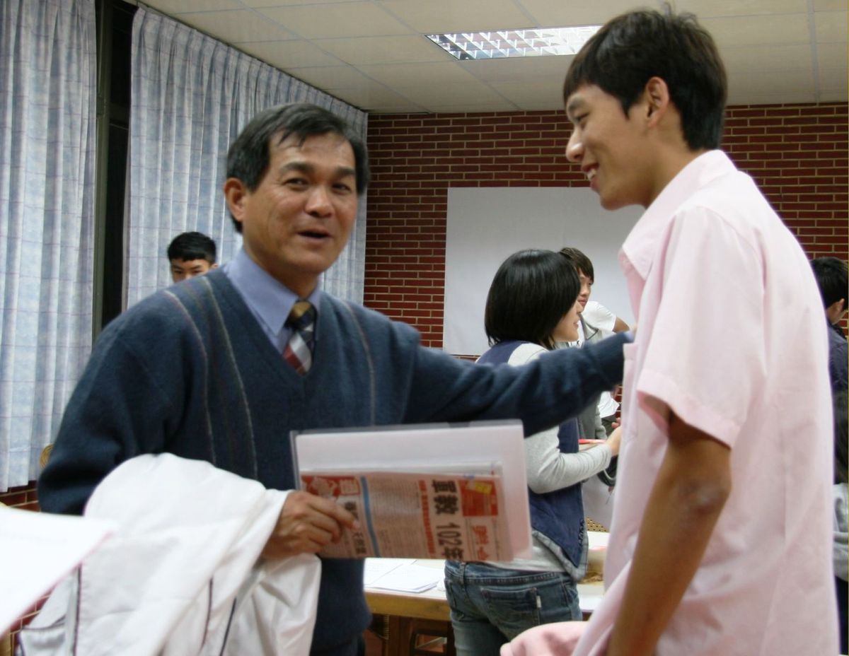 校長勉勵學生(另開新視窗/jpg檔)圖片