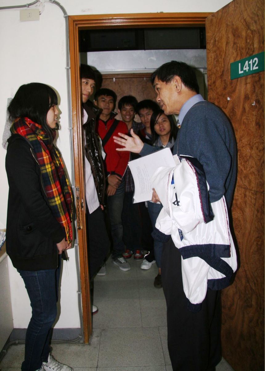 校長聆聽學生意見(另開新視窗/jpg檔)圖片