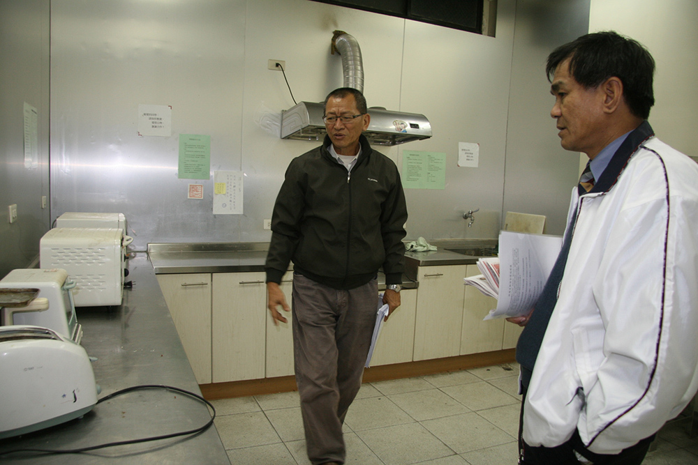 校長巡視宿舍環境(另開新視窗/jpg檔)圖片