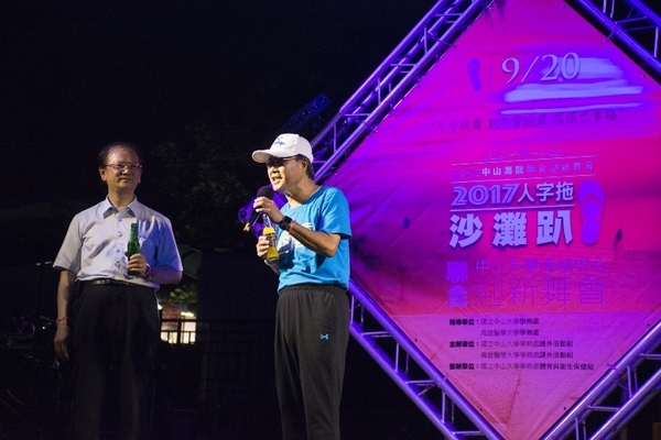 中山校長鄭英耀（右）與高醫校長劉景寬(另開新視窗/jpg檔)圖片