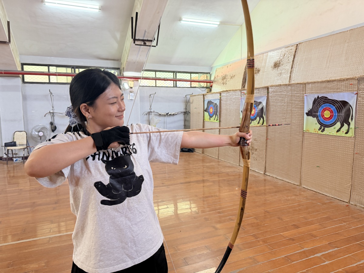 參與原住民族傳統射箭體驗與趣味競賽的學生試射山豬靶。(另開新視窗/jpg檔)圖片