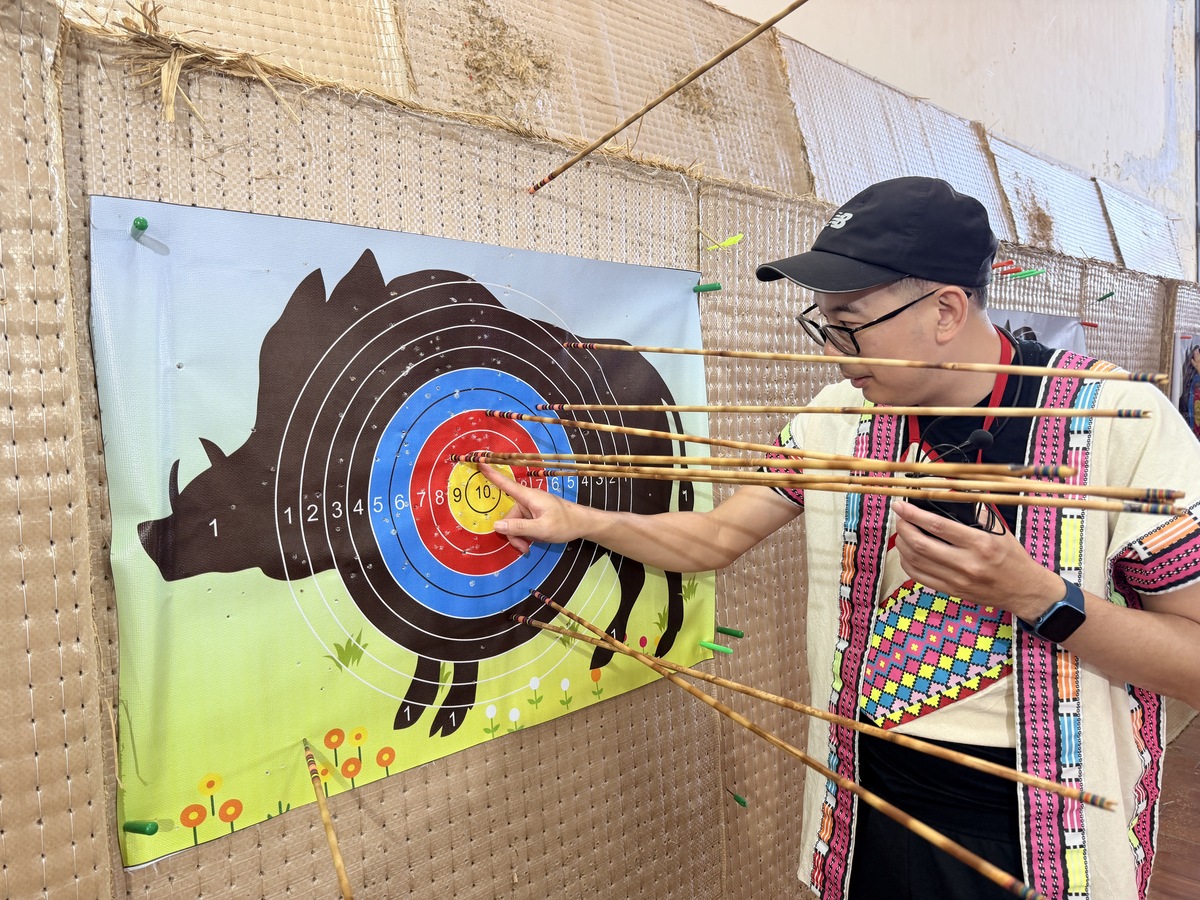 山豬靶上射滿了原住民傳統弓箭，以正中靶心向外計分。(另開新視窗/jpg檔)圖片