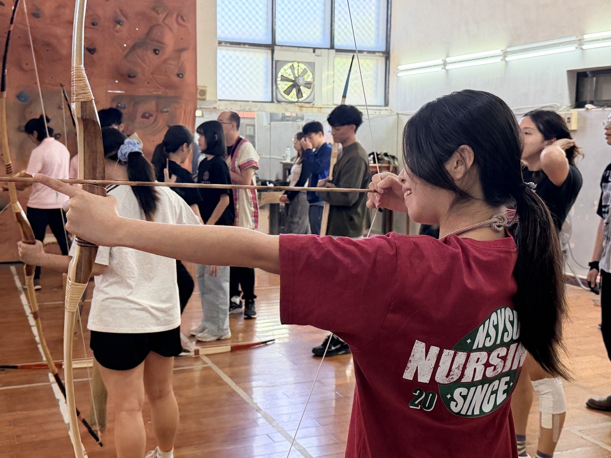 「咻！」箭射山豬靶　中山大學運動會掀原民射箭熱潮(另開新視窗/jpg檔)圖片