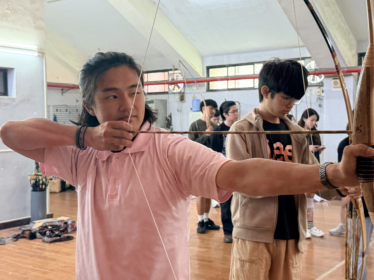 「咻！」箭射山豬靶　中山大學運動會掀原民射箭熱潮(另開新視窗/jpg檔)圖片