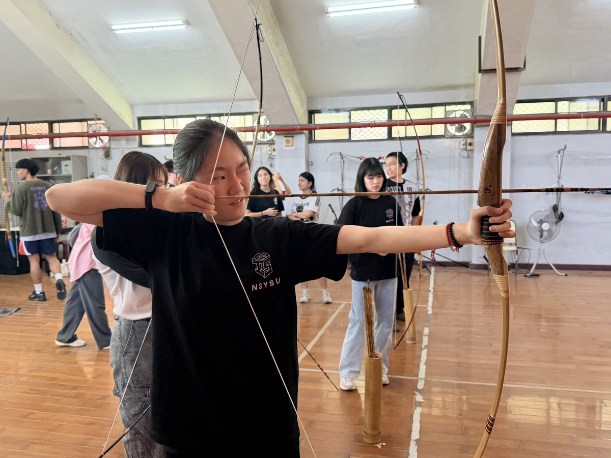 「咻！」箭射山豬靶　中山大學運動會掀原民射箭熱潮(另開新視窗/jpg檔)圖片