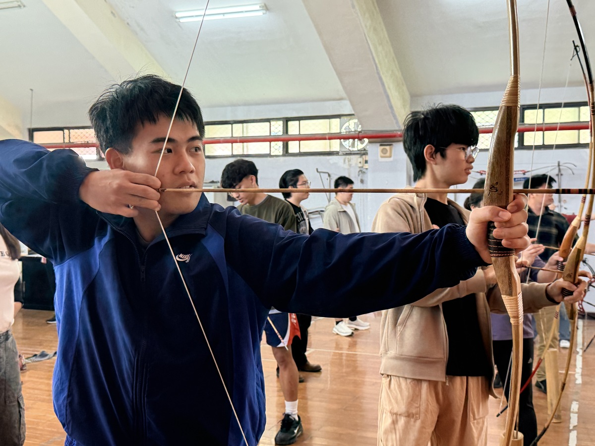 「咻！」箭射山豬靶　中山大學運動會掀原民射箭熱潮(另開新視窗/jpg檔)圖片