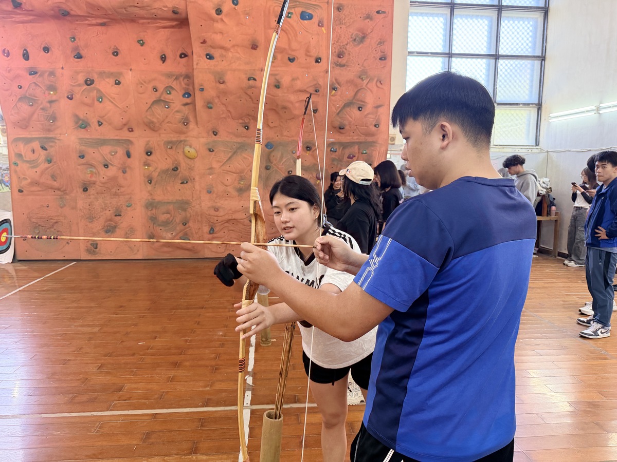 「咻！」箭射山豬靶　中山大學運動會掀原民射箭熱潮(另開新視窗/jpg檔)圖片