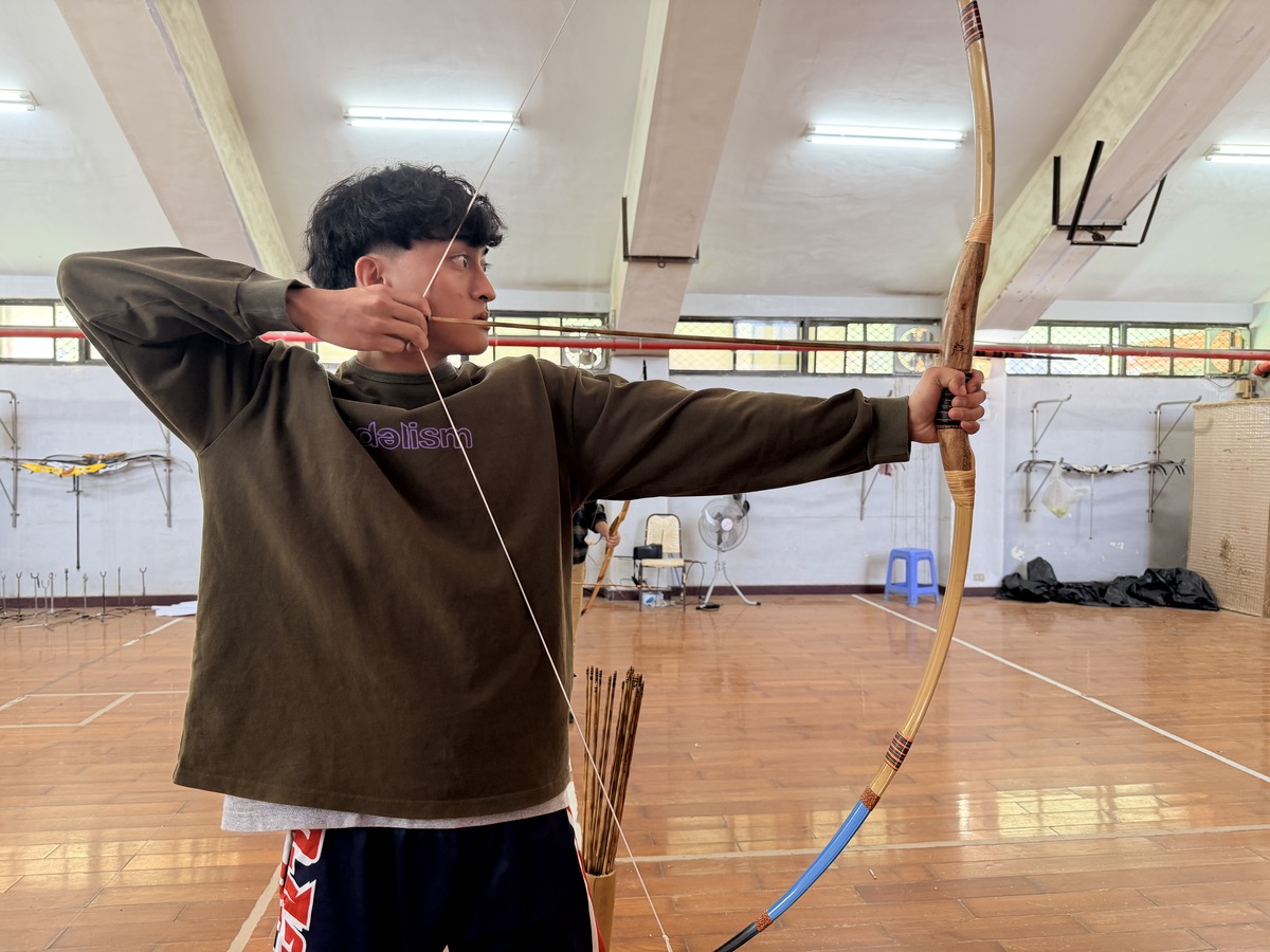 「咻！」箭射山豬靶　中山大學運動會掀原民射箭熱潮(另開新視窗/jpg檔)圖片