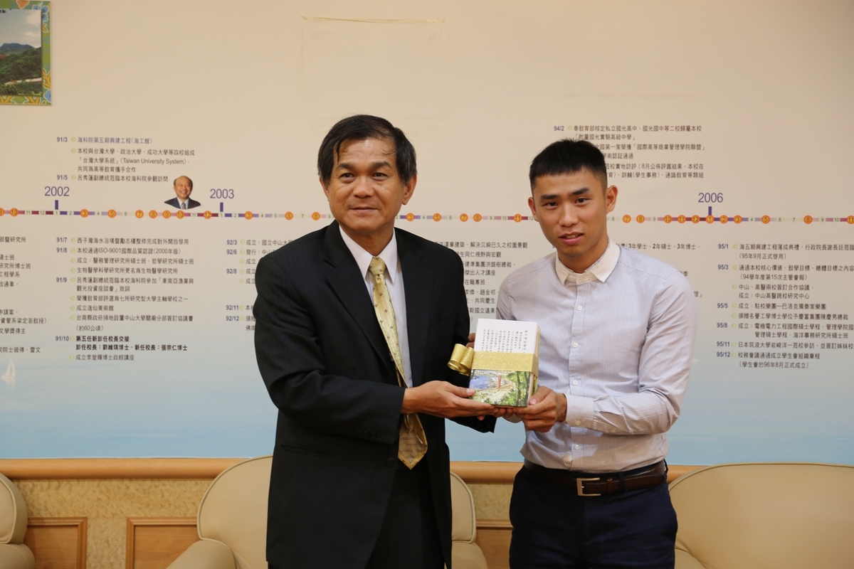 楊校長表彰曾柏穎(另開新視窗/jpg檔)圖片