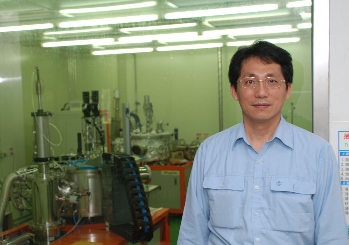 實驗室濺鍍設備(另開新視窗/jpg檔)圖片