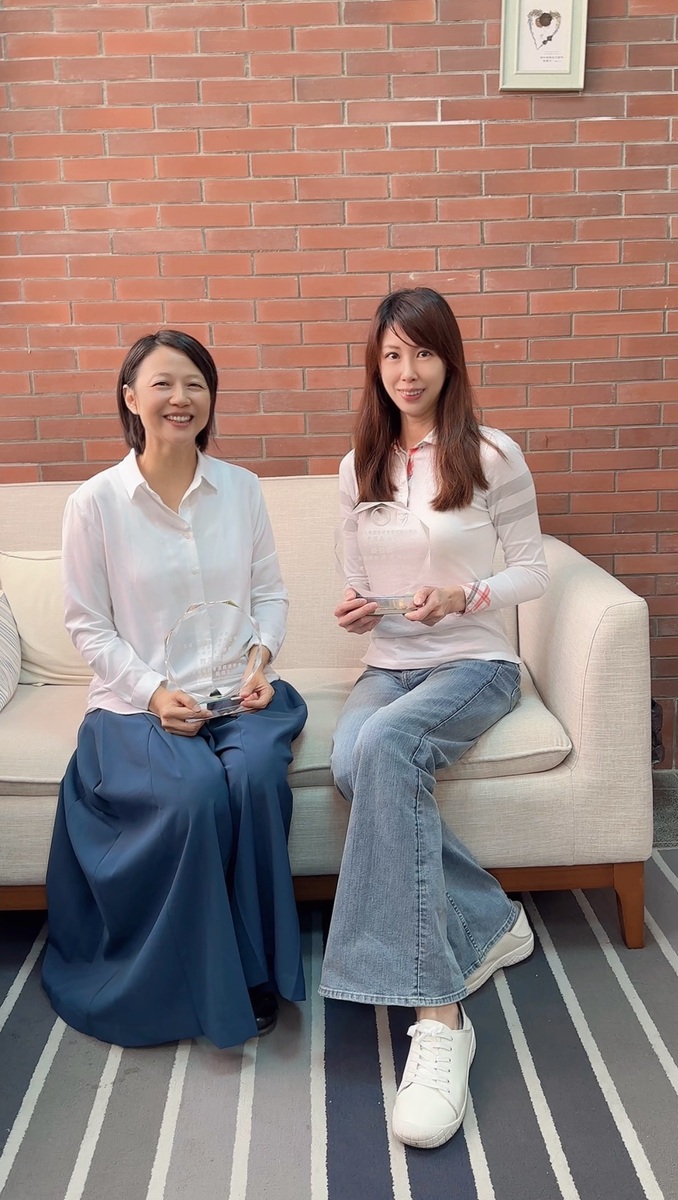 童鈺喬（右）與指導教授、中山大學行銷傳播管理研究所副教授譚躍合影(另開新視窗/jpg檔)圖片